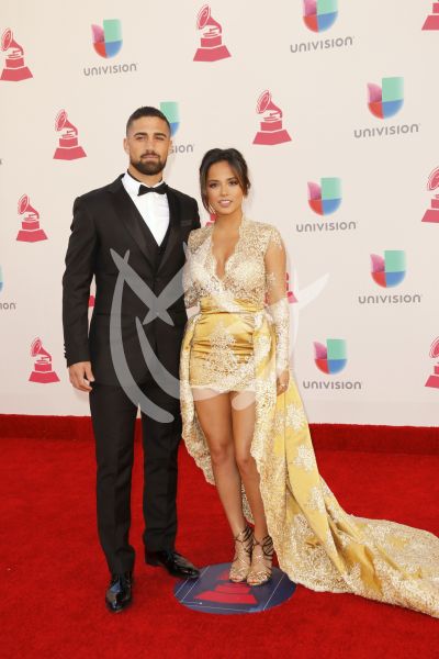 Becky G y novio en Latin Grammy