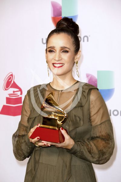 Julieta gana Latin Grammy