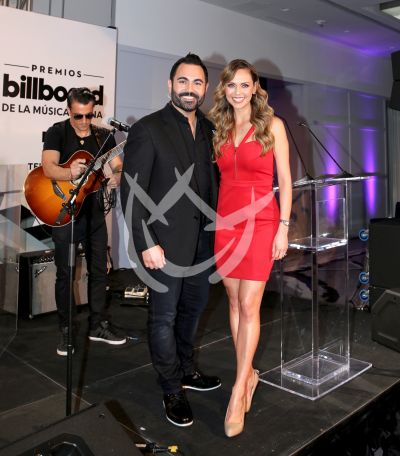 Enrique y Jessica con Billboard