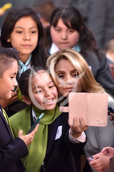 Angélica Rivera con niños ¡selfies! 