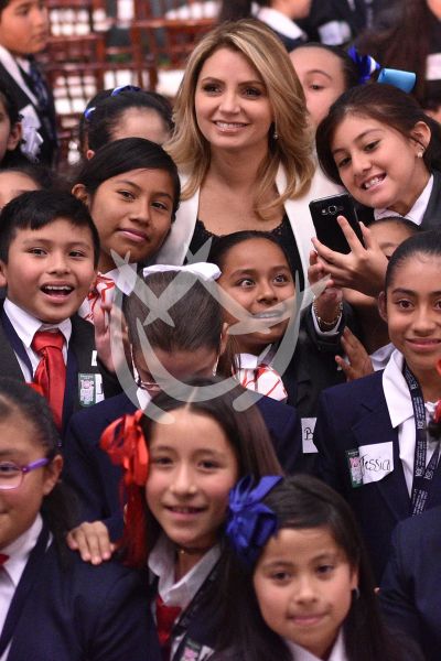 Angélica Rivera con niños políticos 
