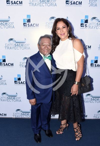 Manzanero y esposa en premios SACM