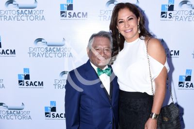 Manzanero y esposa en premios SACM