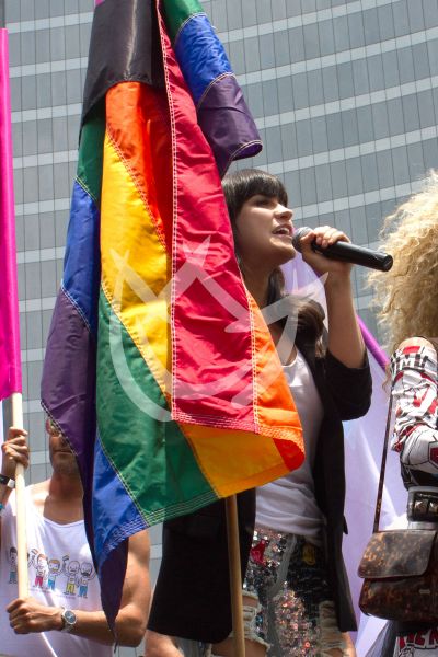 Maite Perroni encabeza la Marcha del orgullo LGTB