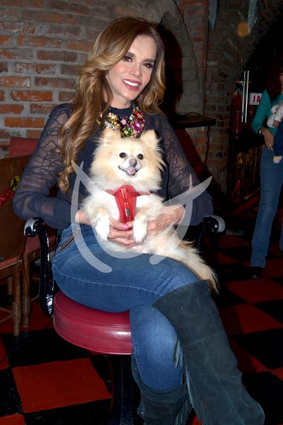 Lucía Méndez ama a su perrita Aura
