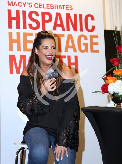 Gaby Espino estrena labial en el mes más hispano