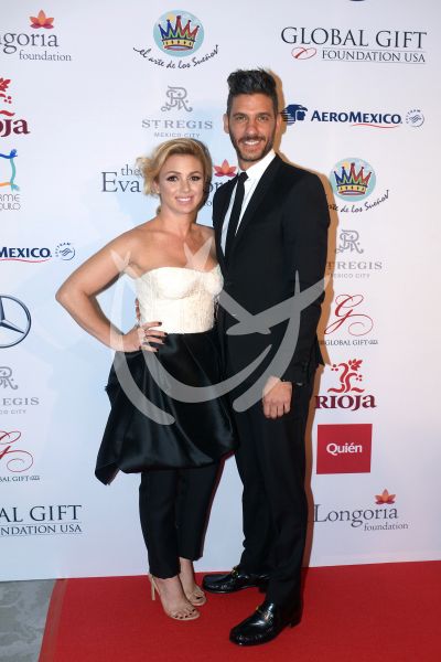 Erick Elías y esposa con Global Gift