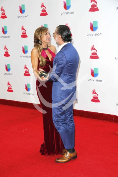 Lili Estefan y Alejandro Fernández ¡abrazo! en Latin Grammy
