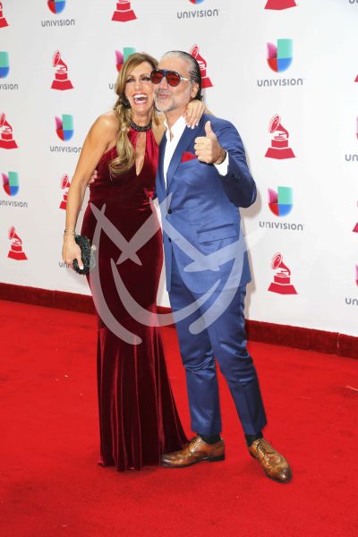 Lili Estefan y Alejandro Fernández ¡abrazo! en Latin Grammy