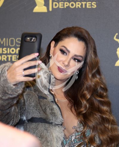 Ninel Conde guapa y selfie en Premios Univision Deportes