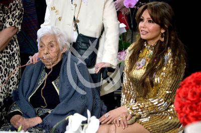 Thalía con abuelita Eva