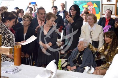 Laura Zapata y Thalía con abuelita Eva