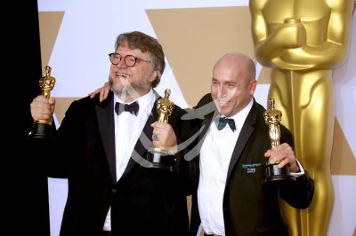 Guillermo del Toro gana dos Oscar