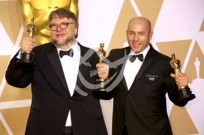 Guillermo del Toro gana dos Oscar