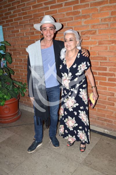 Roberto Sosa y mamá en Premios APT