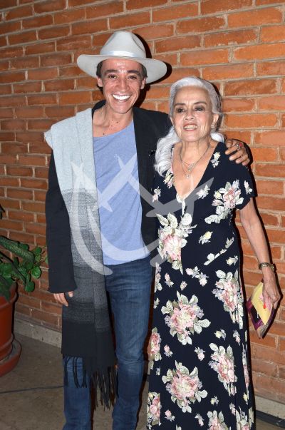 Roberto Sosa y mamá en Premios APT