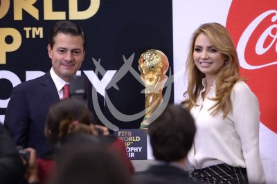 Angélica Rivera y Peña Nieto con la Copa Mundial