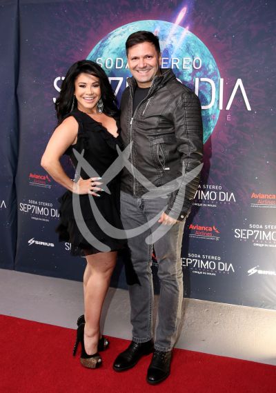 Carolina Sandoval y esposo con Soda