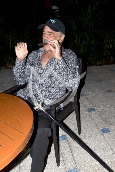 Andrés García invita la paella en Acapulco
