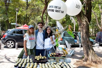 Paulina Goto y Natasha Dupeyrón venden cupcakes