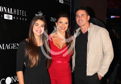 Rashel Díaz con hija y esposo