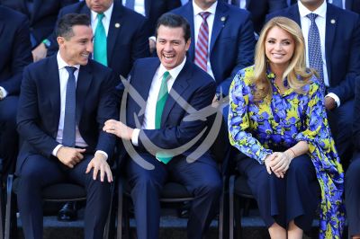 Angélica Rivera y Peña Nieto abanderan a la Selección Mexicana
