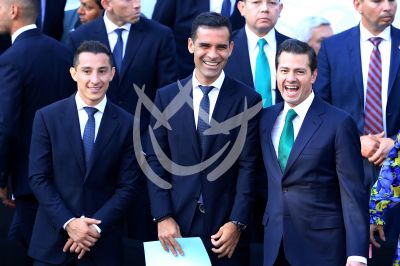 Guardado y Rafa Márquez con el presidente