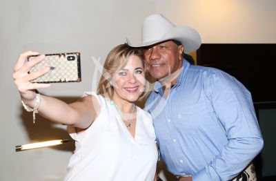 Ana María Canseco selfie con Bronco, que gira por USA