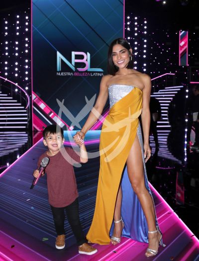 Alejandra Espinoza e hijo Matteo en NBL