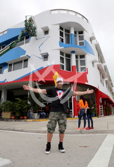 Julián Gil pinta la bandera boricua en su Placita