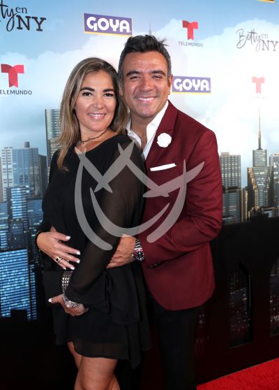 Héctor Sandarti y esposa