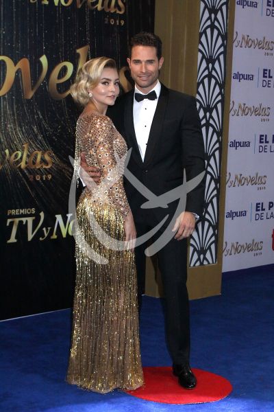 Angelique Boyer y Sebastián Rulli en Premios TvyNovelas 2019