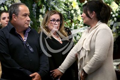 Esposa de Gualberto Castro y amigos le dan el último adiós