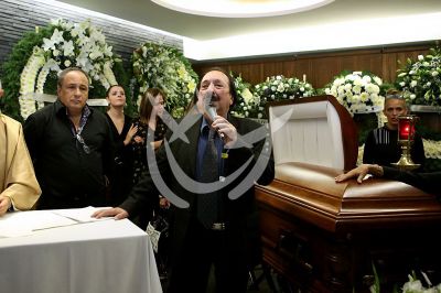 Arturo Castro y familia despiden a Gualberto Castro