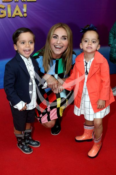 Elizabeth Alvarez e hijos con Disney on Ice