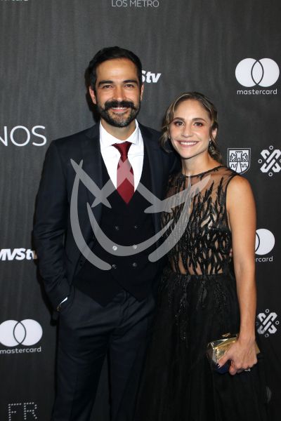 Alfonso Herrera y esposa en Los Metro