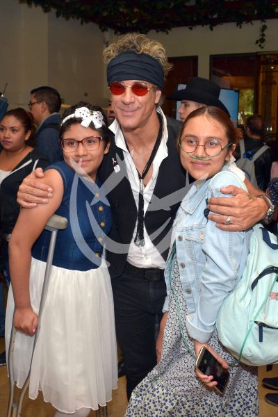 Fernando Carrillo apoya a M´Balia y sus hijas contra el cáncer