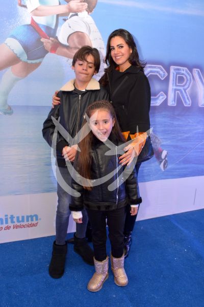 Luz Elena Gonález e hijos de Crystal