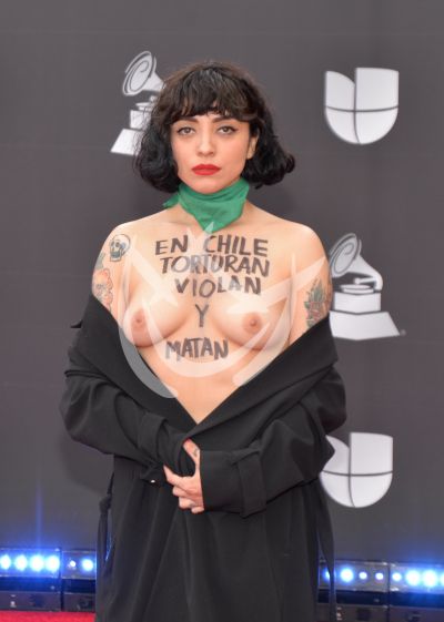 Mon Laferte protesta por Chile en Latin Grammy 2019