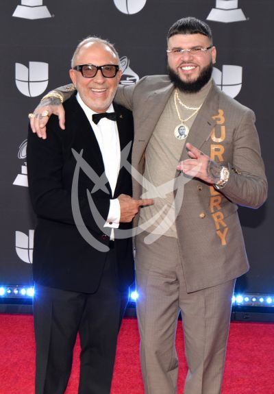 Farruko y Emilio Estefan en Latin Grammy 2019