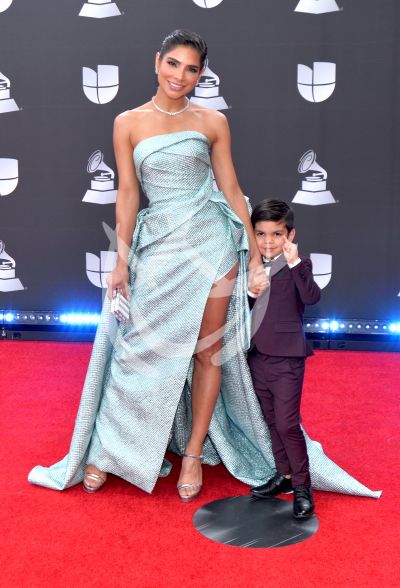 Alejandra Espinoza con su galán Matteo en Latin Grammy 2019