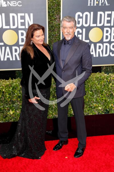Pierce Brosnan y esposa en los Golden Globes