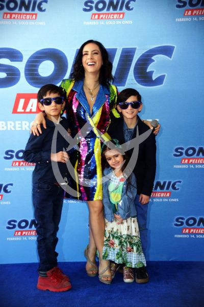 Claudia Lizaldi e hijos con Sonic