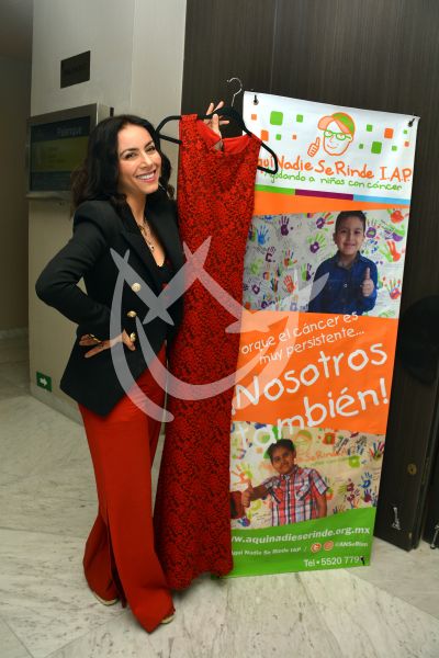 Claudia Lizaldi y Marcela Cuevas dan ropa por niños con cáncer