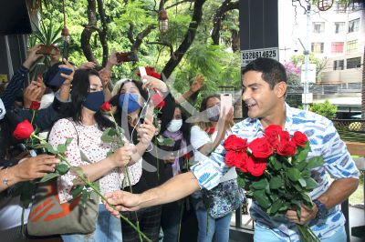 Charlie Masso celebra 40 enamorando a sus fans