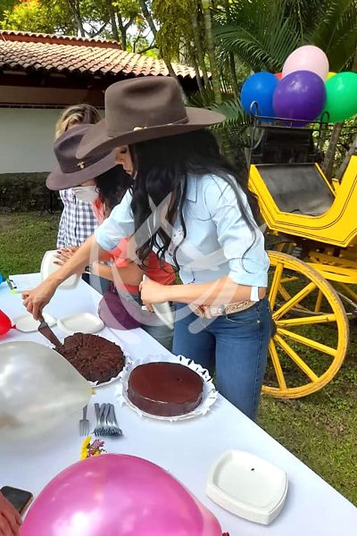 Livia Brito parte pastel de su 35 cumpleaños