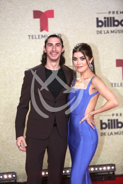 Gaby Cataño y pareja en Latin Billboards