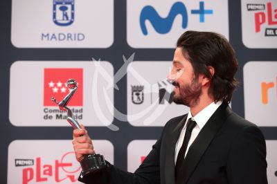 Diego Luna con su Premio Platino