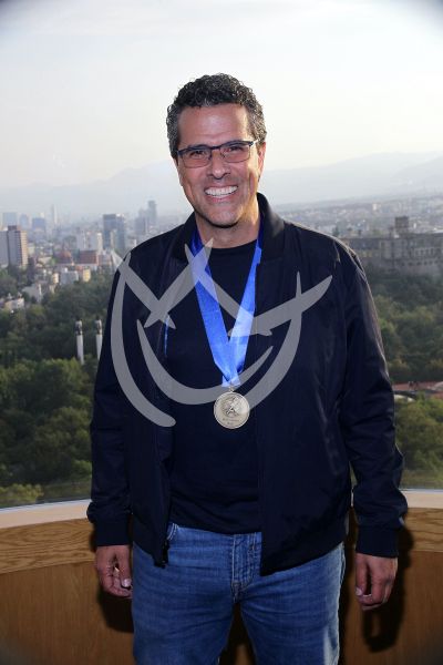 Marco Antonio Regil de medalla