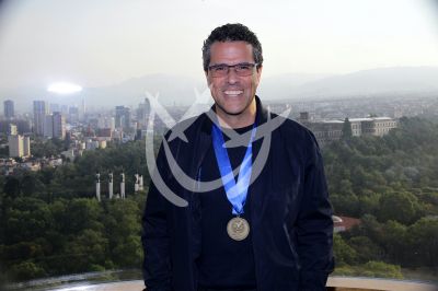 Marco Antonio Regil de medalla